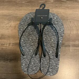 🟫 Tommy Hilfiger Womens Black/White Spell Out Thong Flip Flops